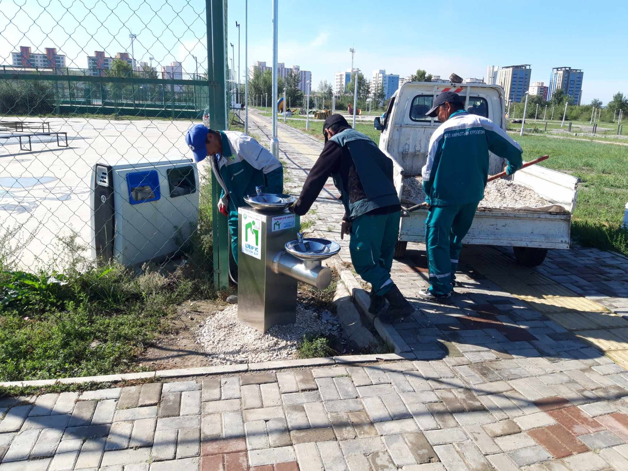 Амны ус уух цэгүүдийн доор тогтоол ус тогтож хэрэглэхэд тохиромжгүй болсон байсныг дайрга бутлуур цагаан чулуу дэвслээ.