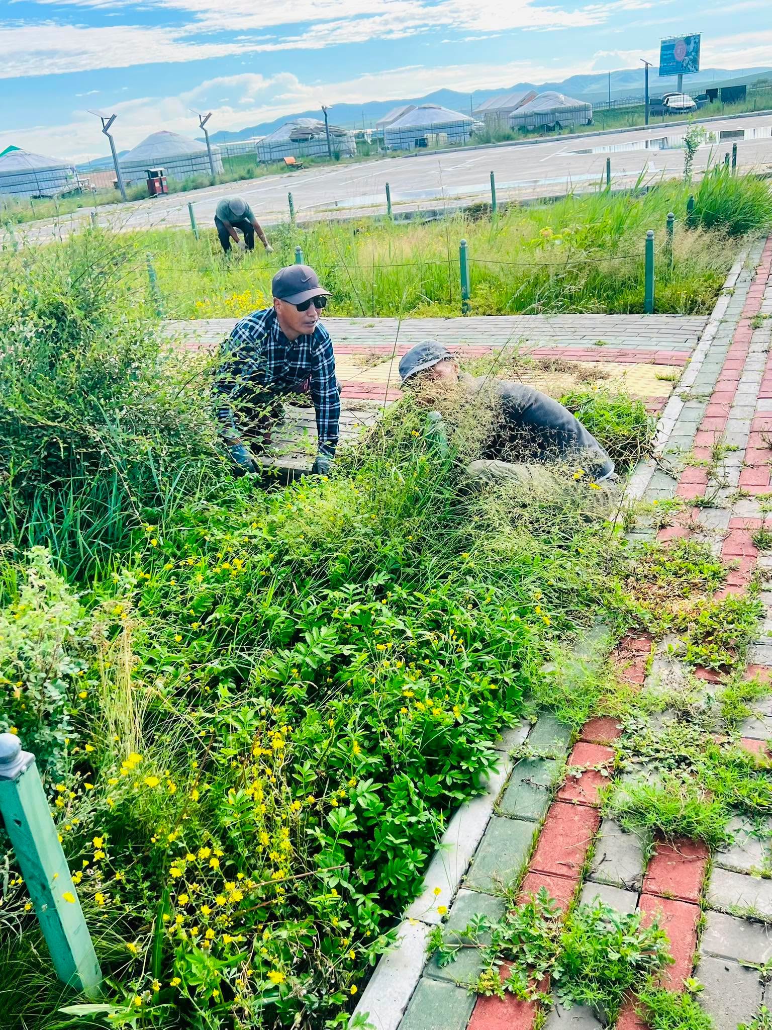 “Дархан хотын Соёл амралтын хүрээлэн” ОНӨААТҮГ-ын хариуцсан обьект "ЭРДЭНЭТИЙН ГҮҮР" цогцолборт АХМАДУУД ажиллав.