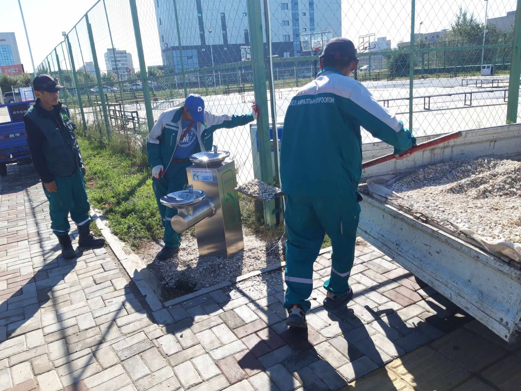 Амны ус уух цэгүүдийн доор тогтоол ус тогтож хэрэглэхэд тохиромжгүй болсон байсныг дайрга бутлуур цагаан чулуу дэвслээ.